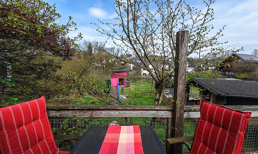 Terrasse mit Blick in den Obstgarten